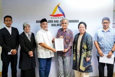 Mohd Soud (tiga dari kiri) menyerahkan memorandum kepada Pengerusi Suhakam, Datuk Seri Mohd Hishamudin Md Yunus pada Isnin.