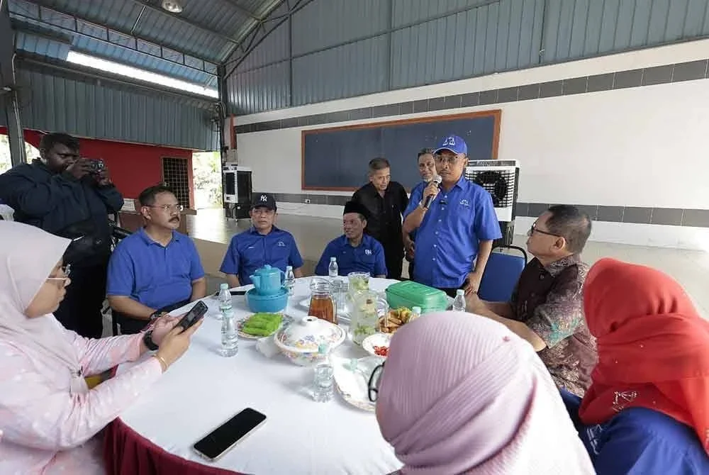 Calon BN, Mohamad Yusri ketika berucap kempen PRK DUN Ayer Kuning di PDM Tanjung Keramat pada Isnin.