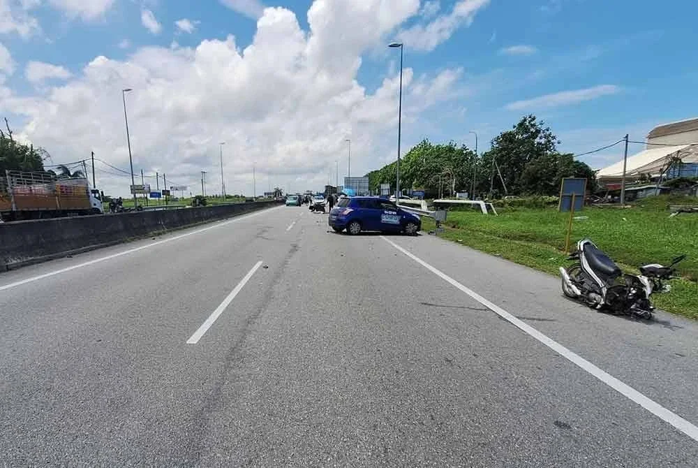 Keadaan motosikal mangsa dan sebuah kereta Suzuki Swift yang terlibat dalam kemalangan maut di KM 74 Jalan Teluk Intan-Klang, Sabak Bernam di sini pada Isnin.