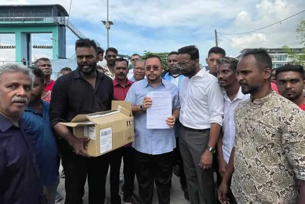 Penduduk turut mengambil peluang menyerahkan memorandum kepada Saifuddin (tengah) untuk disampaikan kepada Menteri Besar semasa tinjauan dibuat