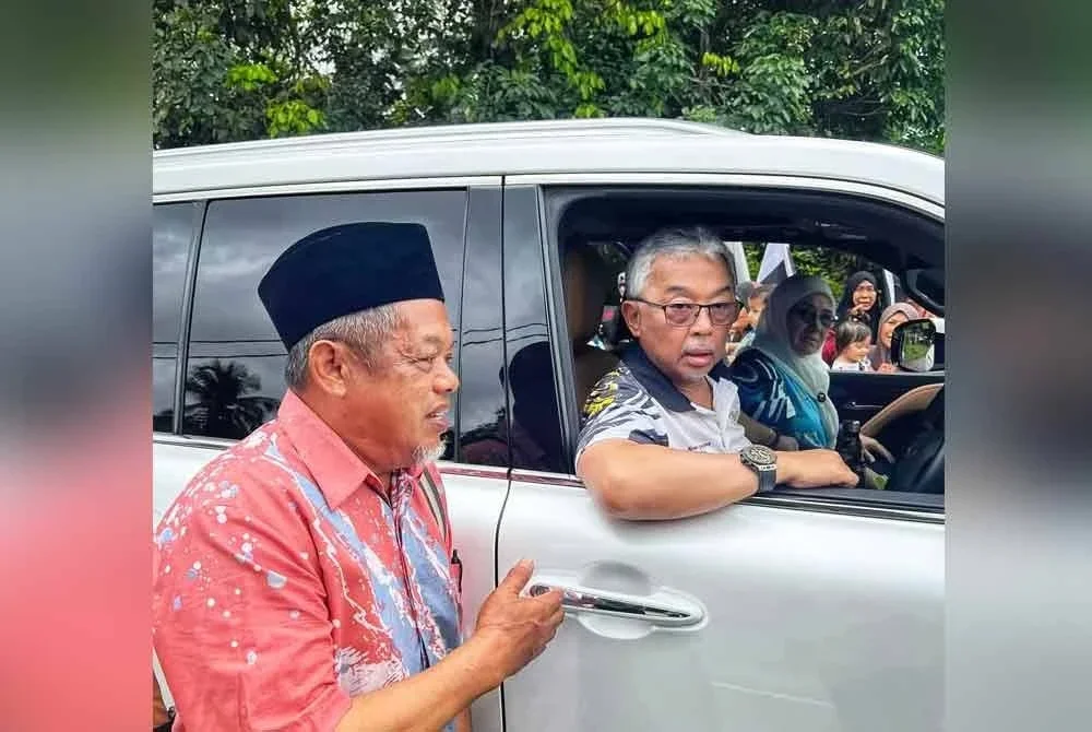 Khaidir (kiri) berkongsi pengalaman dalam pertemuan singkat bersama baginda, Al-Sultan Abdullah ketika singgah sebentar di Kampung Durian Tikus di Temerloh sempena Kembara Pahang 1.0 pada Selasa. Foto ihsan Khaidir