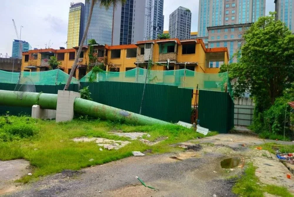 Kawasan pangsapuri Kampung Sungai Baru yang telah dipagar.