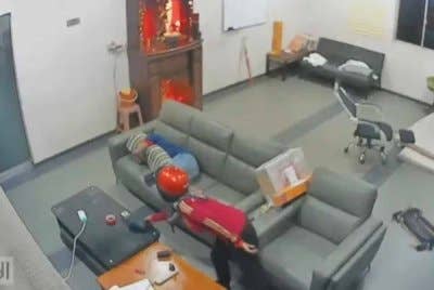 Seorang wanita dirakam mencuri beg di dalam pejabat bomba sukarela di Bagan Ajam pada Ahad lalu.