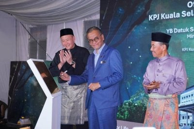 Dr Dzulkefly (tengah) menandatangani plak sebagai gimik perasmian Hospital Pakar KPJ Kuala Selangor pada Isnin.