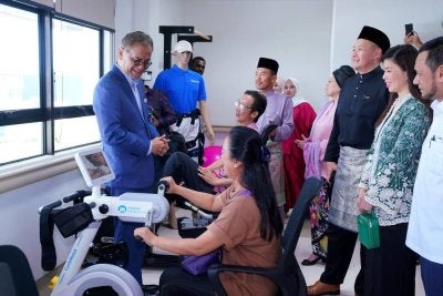 Dr Dzulkefly (kiri) melawat fasiliti kesihatan yang terdapat di Hospital Pakar KPJ Kuala Selangor pada Isnin.