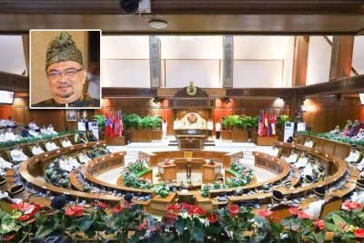 Sidang DUN yang berlangsung di Kompleks Kota Darulnaim, Kota Bharu pada Selasa. Gambar kecil: Mohamed Fadzli