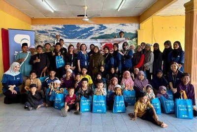 Kakitangan Hospital Pantai Ayer Keroh bersama pelajar Pertubuhan Kebajikan Darul Aitam Bukit Pegoh Pernu, Melaka.