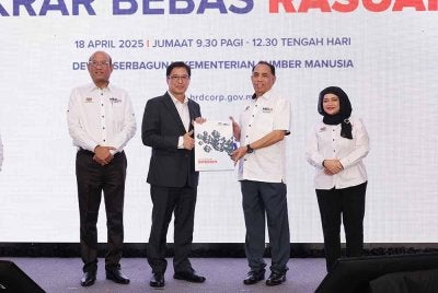 Abu Huraira (dua dari kanan) menyerahkan replika Buku Panduan Integriti HRD Corp kepada Azam (dua dari kiri) untuk diedarkan kepada warga HRD Corp.