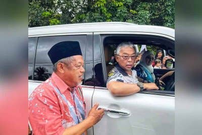 Khaidir (kiri) berkongsi pengalaman dalam pertemuan singkat bersama baginda, Al-Sultan Abdullah ketika singgah sebentar di Kampung Durian Tikus di Temerloh sempena Kembara Pahang 1.0 pada Selasa. Foto ihsan Khaidir