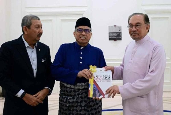 Perdana Menteri, Datuk Seri Anwar Ibrahim mempengerusikan Mesyuarat Jawatankuasa Kabinet Pembaharuan Perkhidmatan Awam (JKK-PPA) di sini pada Selasa.