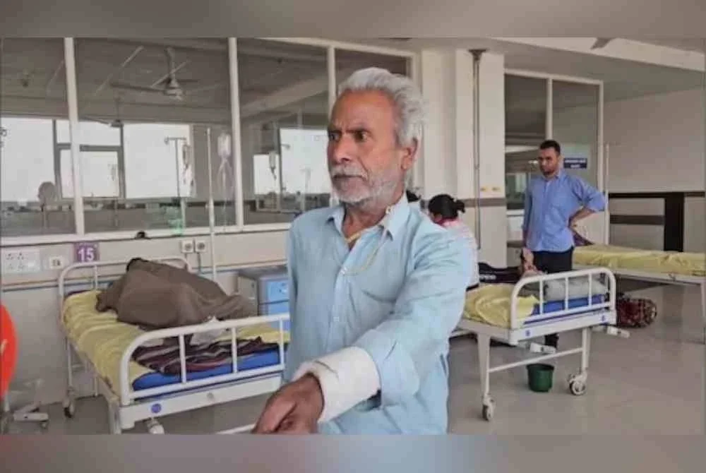 Tangan Jagdish dirawat selepas doktor tersilap melakukan pembedahan terhadap dirinya.