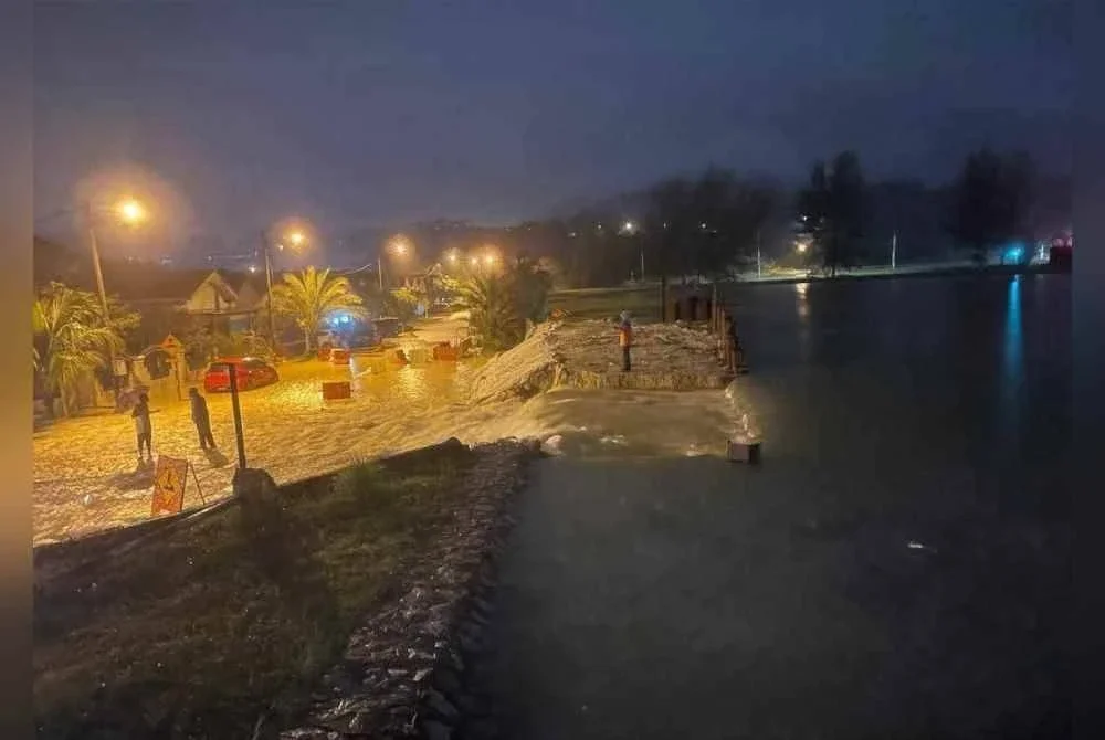 Limpahan air dari kolam yang pecah memasuki beberapa buah rumah