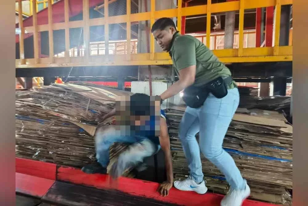 PATI yang cuba bersembunyi elak ditahan imigresen dalam Ops Sapu di Seksyen 28, Shah Alam, Selangor pada Selasa. Foto JIM Selangor
