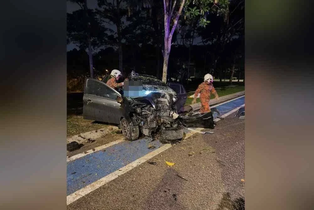 Seorang kanak-kanak perempuan maut manakala ibu bapanya cedera dalam nahas di Taman Adda Height, Johor Bahru pada awal pagi Rabu. Foto Bomba