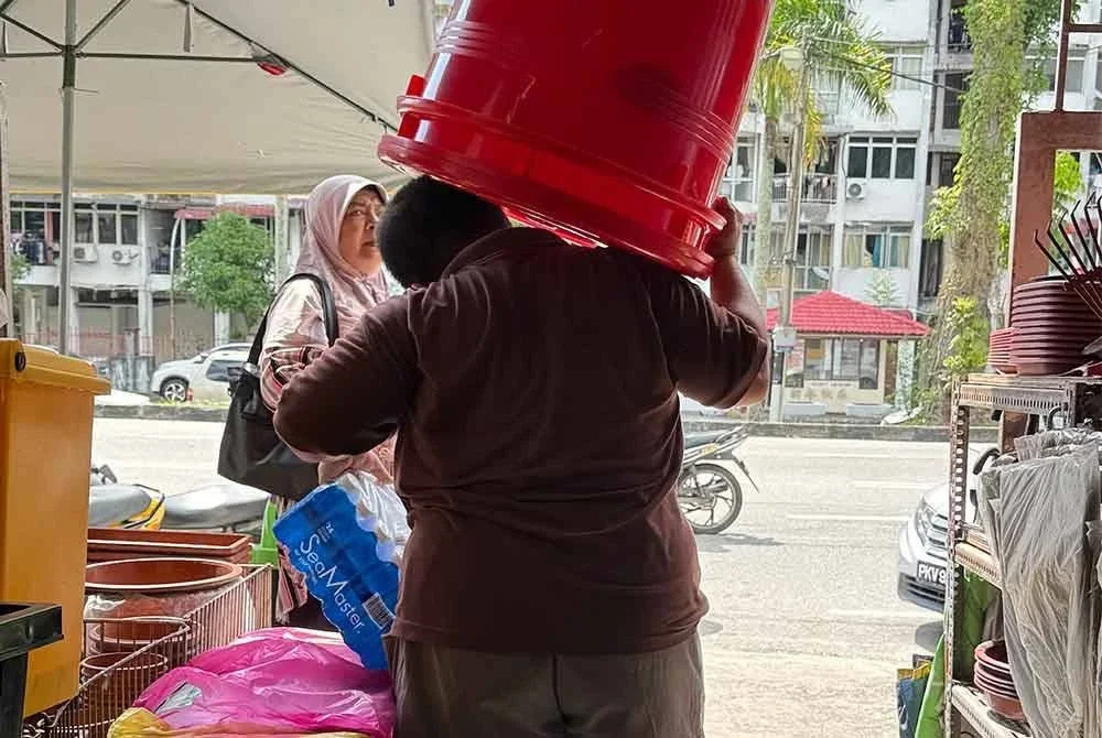 Penjualan tong air dan plastik meningkat lebih 50 peratus di Pulau Pinang.