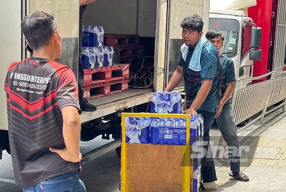 Bekalan air mineral baru tiba untuk dijual kepada pembeli.