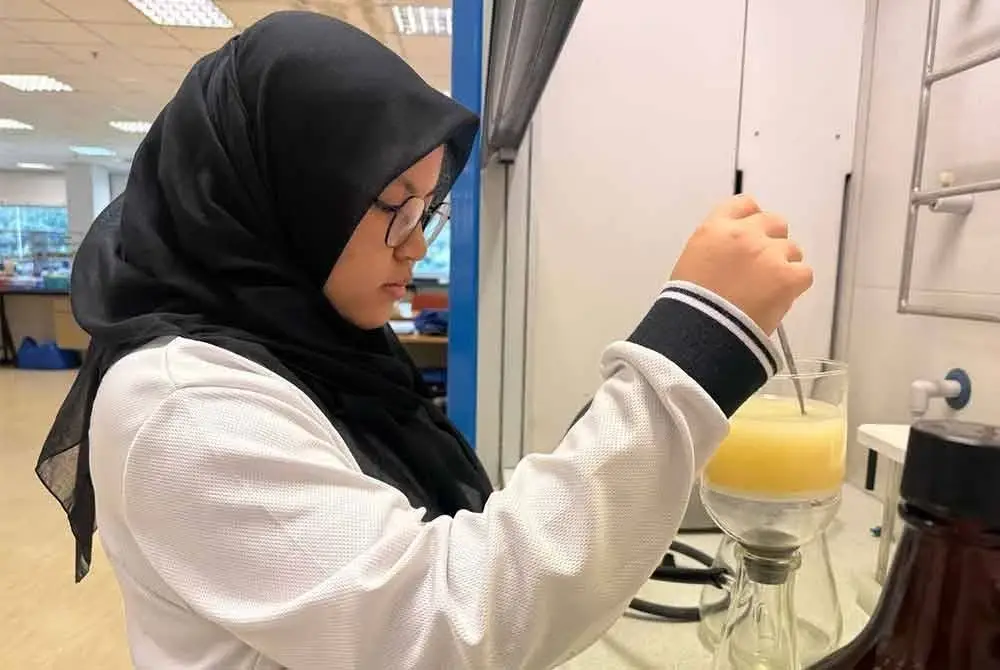 Pelajar SMT Tuanku Jaafar menghasilkan sabun daripada kulit durian dan uncang teh. Foto ihsan guru