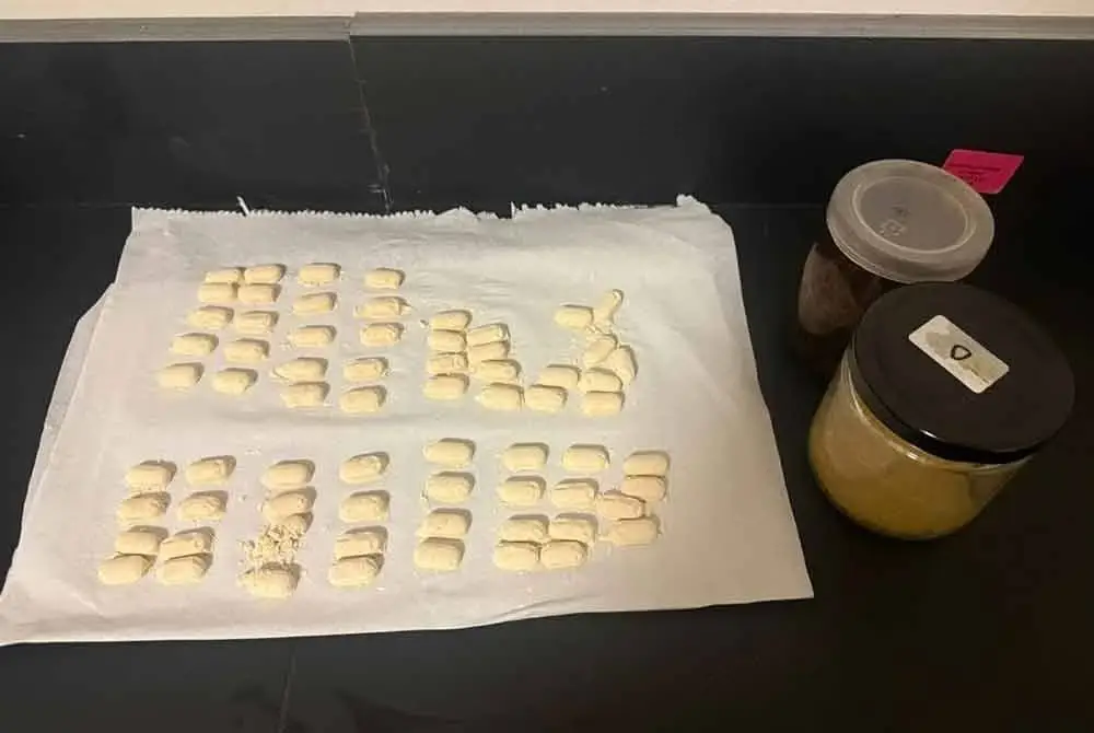 Sabun pencuci tangan berbentuk tablet yang larut air yang dihasilkan daripada ekstrak kulit durian dan daun teh hijau. Foto ihsan guru