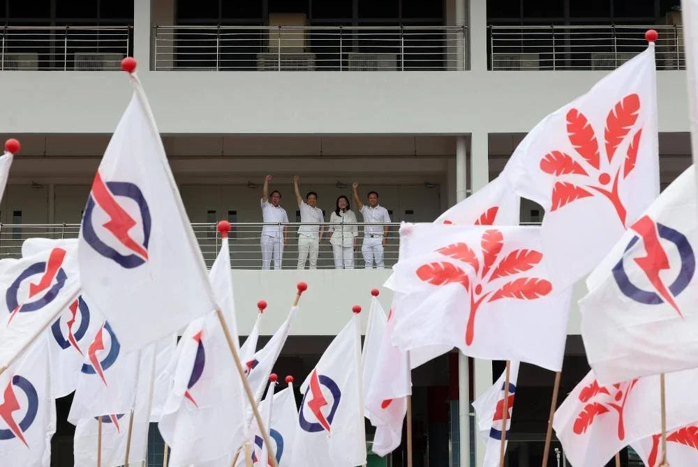 Lawrence Wong selepas berucap di hadapan penyokong pada penamaan calon di Pusat Penamaan Calon di Jurong Pioneer Junior College hari ini. Foto Bernama