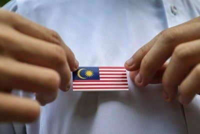 Pemakaian lencana Jalur Gemilang dalam kalangan pelajar merupakan langkah berkesan untuk menyemai semangat patriotisme dan menanam rasa cintakan negara sejak di bangku sekolah. Gambar hiasan