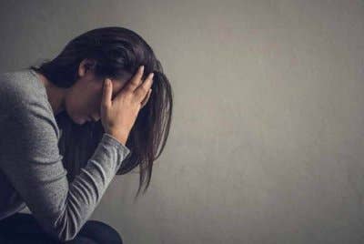 FOMO yang kita hidapi menjadi lebih parah apabila kita tidak boleh lagi berenggang dengan gajet sebab takut terlepas update orang atau trend semasa - Gambar hiasan