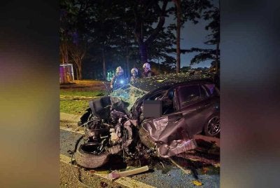 Bomba menggunakan peralatan khas untuk mengeluarkan dua mangsa yang tersepit iaitu pemandu dan penumpang bahagian hadapan kereta. Foto Bomba