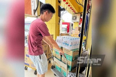 Selain air mineral, penjualan air minuman lain juga tinggi.