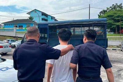 Tertuduh yang berpakaian t-shirt putih dibawa ke Mahkamah Kulai kira-kira jam 8.30 pagi pada Rabu.