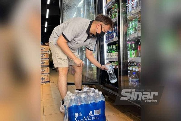 Permintaan air mineral di Pulau Pinang tinggi sejak beberapa hari lalu apabila orang ramai membelinya untuk bekalan air bersih.