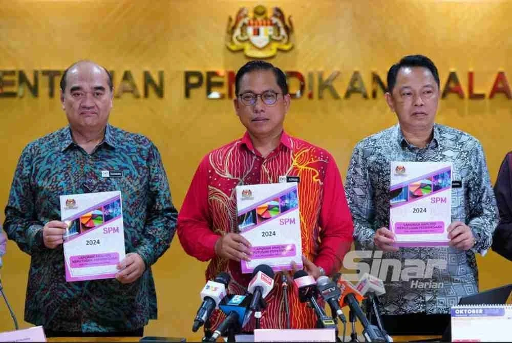 Ketua Pengarah Pendidikan Malaysia, Datuk Azman Adnan (tengah) menunjukkan buku Laporan Analisis Keputusan Sijil Pelajaran Malaysia (SPM) 2024 ketika sidang akhbar pengumuman keputusan SPM 2024 di sini pada Khamis. Foto Sinar Harian-MOHD HALIM ABDUL WAHID.
