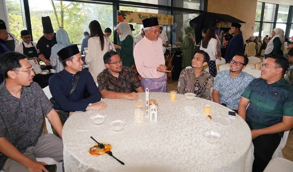 Othman (berdiri) beramah mesra dengan tetamu yang hadir pada Majlis Hari Raya 'Riang Ria UJ Raia'.