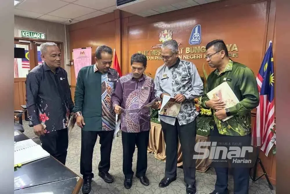Mat Lazim (tengah) melihat dokumen keputusan SPM 2024 di Kota Bharu. FOTO SINAR HARIAN-ADILA SHARINNI WAHID