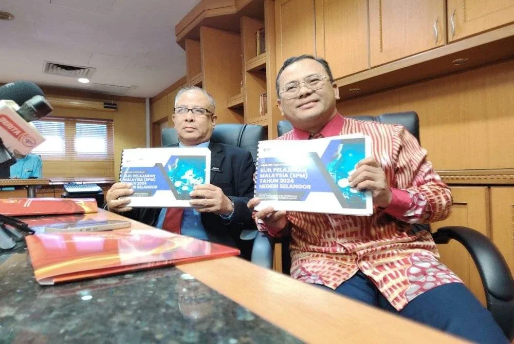 Amirudin (kanan) bersama Jafri menunjukkan pencapaian keputusan SPM 2024 bagi Selangor ketika ditemui di Jabatan Pendidikan Negeri Selangor pada Khamis.