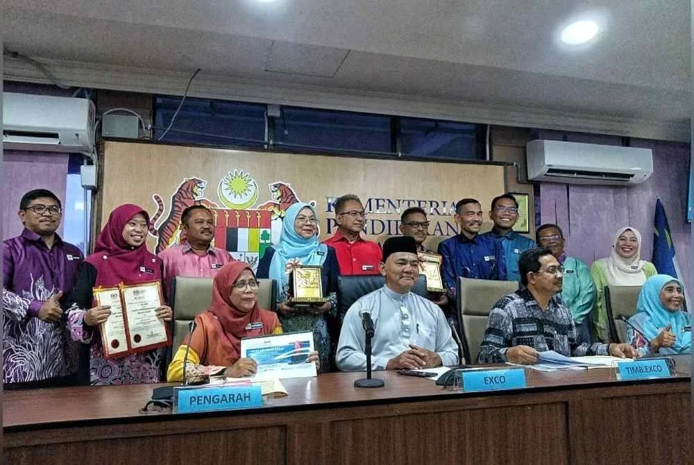 Rahmad (tengah) bersama pegawai-pegawai Jabatan Pendidikan Negeri ketika pengumuman keputusan SPM Melaka 2024 di Jabatan Pendidikan Negeri Melaka di Bukit Beruang pada Khamis.