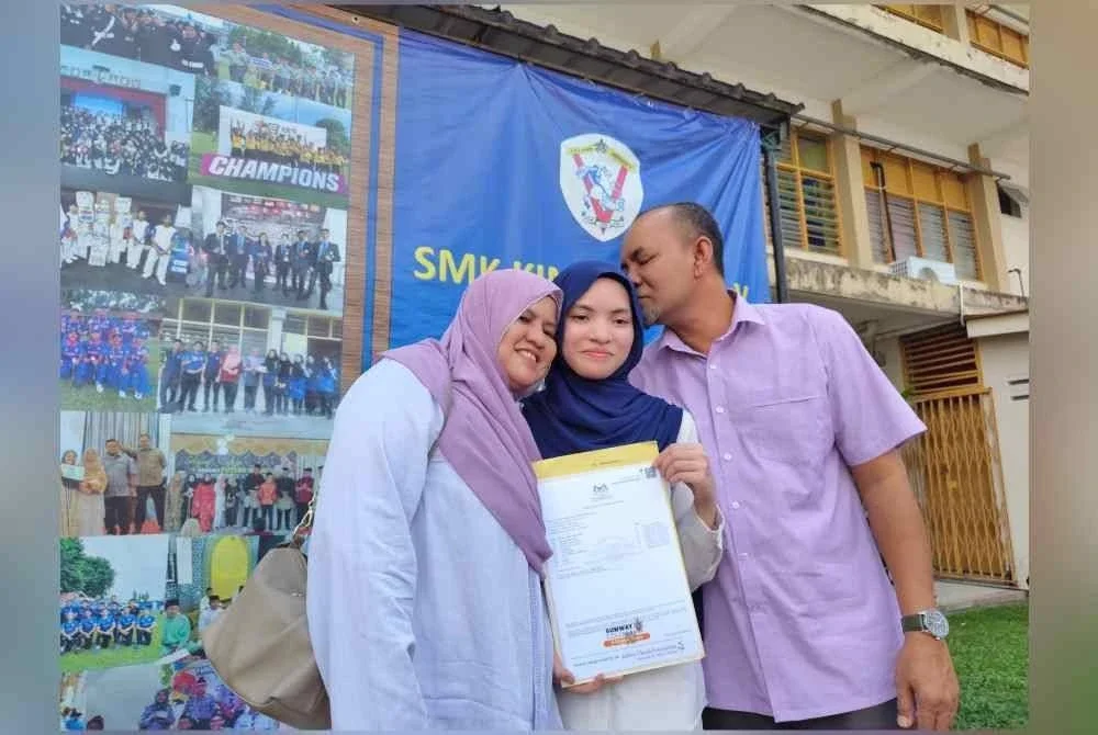 Nur Aminah Hessa (tengah) ditemani ibu bapanya ketika mengambil keputusan SPM.