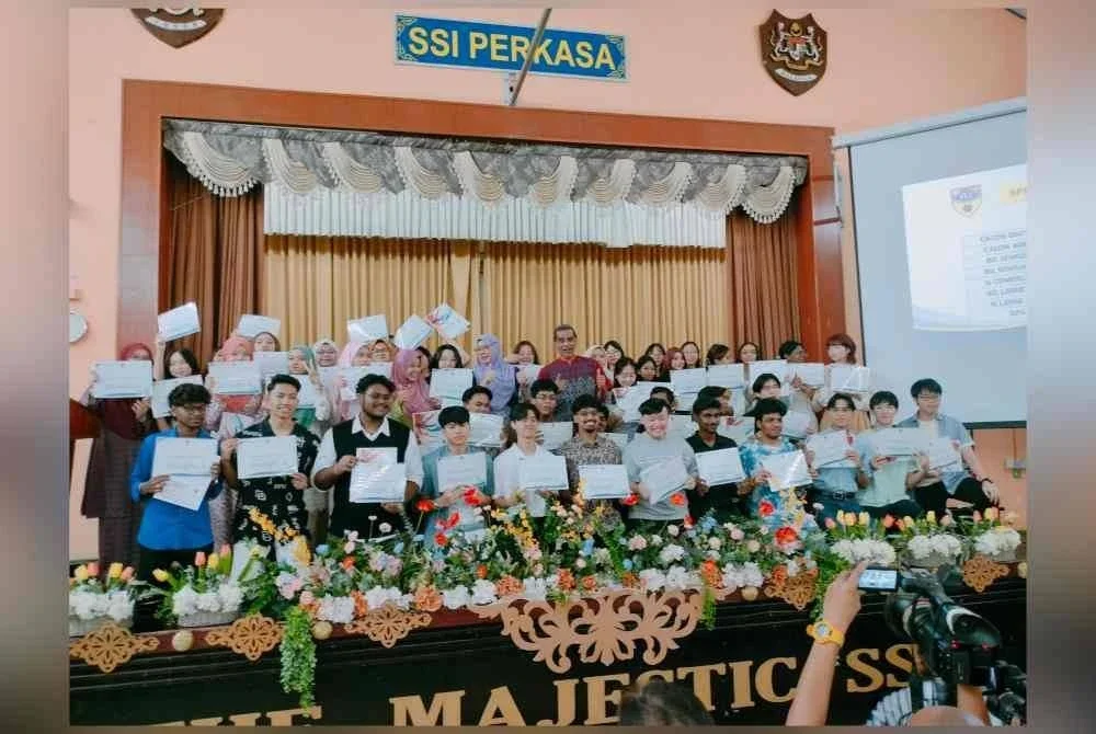 Calon SPM 2024 di Sekolah Menengah Kebangsaan (SMK) Sultan Ismail, Johor Bahru bergambar bersama meraikan kejayaan cemerlang yang diperoleh.
