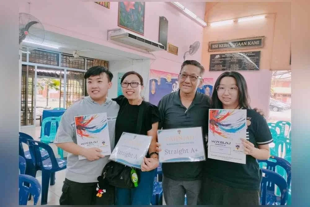 Zi Heng (kanan) dan Yun Zhen (kiri) memperoleh 9A bergambar ibu dan ayah mereka di SMK Sultan Ismail Johor Bahru.