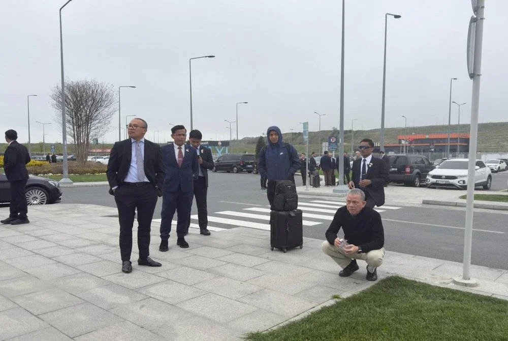Fadillah (duduk) bersama rombongan diarah keluar dari bangunan Terminal VIP di Lapangan Terbang Istanbul selepas berlaku gegaran kuat akibat gempa bumi di Turkiye, pada Rabu. Foto Facebook Fadillah Yusof