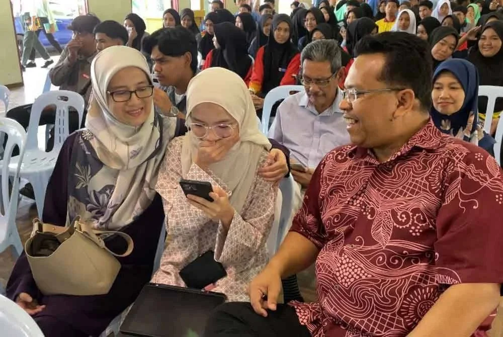 Adlin Maisarah (tengah) ketika mengetahui keputusan SPM 2024 yang menyaksikan dia meraih 9A 