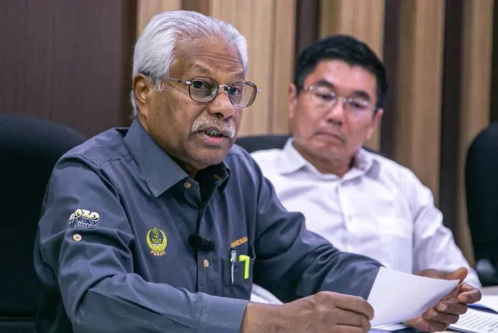 Sivanesan (kiri) bersama Kok Lim ketika sidang akhbar di Bangunan Perak Darul Ridzuan pada Khamis.