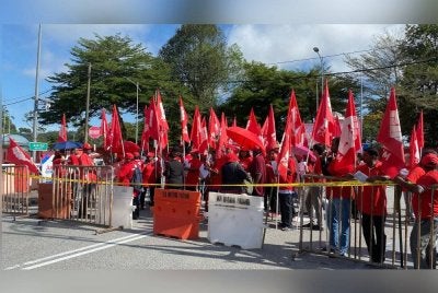 Penyokong PSM menyatakan sokongan terhadap calon wanitanya, Bawani KS.