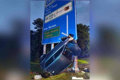 Kereta dipandu mangsa merempuh tiang papan tanda dalam nahas di Kilometer 53.4 Jalan Dengkil-Kota Warisan di Sepang pada Khamis.