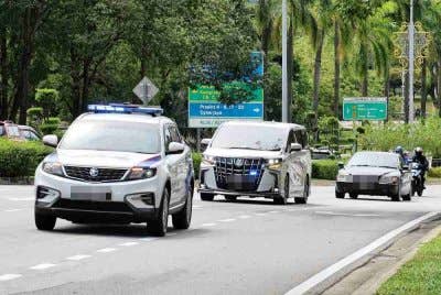 Ismil Sabri menaiki kenderaan jenis Toyota Vellfire berwarna putih hadir ke Ibu Pejabat SPRM bagi memberi keterangan.