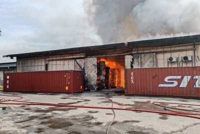 Anggota bomba memadamkan api yang marak di sebuah gudang penyimpanan kertas dan bahan kimia di Kawasan Perindustrian Bandar Sultan Suleiman terbakar dalam kejadian pada Khamis.