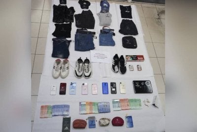 Antara barang yang dirampas hasil penahanan lima suspek samun berkumpulan menggunakan parang dan tukul besi di Kampung Gambut Pungai dan Teluk Ramunia, Kota Tinggi. Foto IPD Kota Tinggi