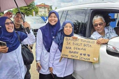 Gambar yang memaparkan guru di SK Bukit Bota dan Al-Sultan Abdullah bersama kad kotak. Foto FB Kesultanan Pahang