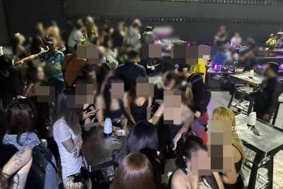 Seramai 53 warga asing ditahan selepas imigresen menyerbu sebuah pusat hiburan terkemuka di Mount Austin.