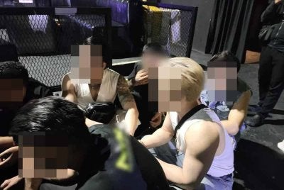 Seramai 53 warga asing ditahan yang disyaki melakukan pelbagai kesalahan berkaitan imigresen selepas menyerbu sebuah pusat hiburan terkemuka di Taman Mount Austin.