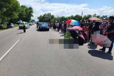 Keadaan mangsa yang terbaring di atas jalan raya selepas kemalangan berlaku. FOTO Ihsan PDRM.