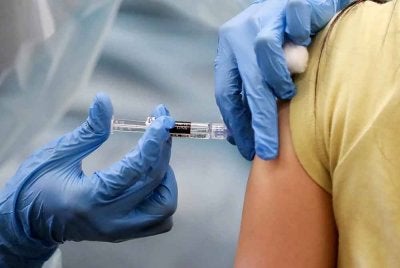Program Imunisasi Influenza Warga Emas yang menawarkan vaksin influenza secara percuma kepada warga emas mempunyai sekurang-kurangnya satu penyakit komorbid.